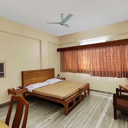 Hotel Meru Pune Esterno foto