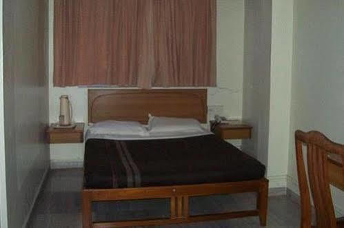 Hotel Meru Pune Esterno foto