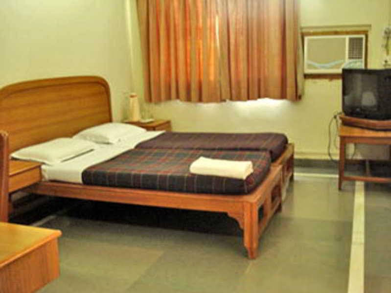 Hotel Meru Pune Esterno foto